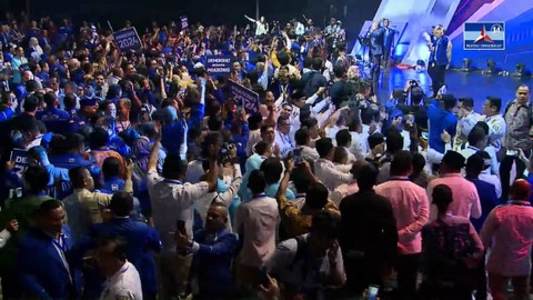 Ketua Majelis Tinggi Partai Demokrat Susilo Bambang Yudhoyono menyanyikan lagu berjudul 'Kamu Gak Sendirian' di acara Rapimnas Partai Demokrat di JCC Senayan, Jakarta, Kamis (21/9/2023) Foto: Youtube Partai Demokrat