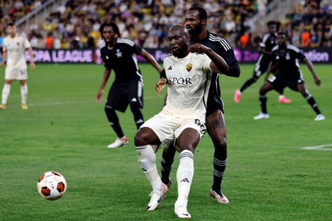 Pemain AS Roma Romelu Lukaku berebut bola dengan pemain Sheriff Tiraspol pada pertandingan Grup G Liga Europa di Stadion Sheriff, Tiraspol, Moldova. Foto: STR/REUTERS