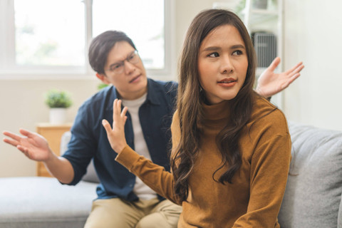Apa itu avoidant attachment dalam hubungan? Foto: Shutterstock