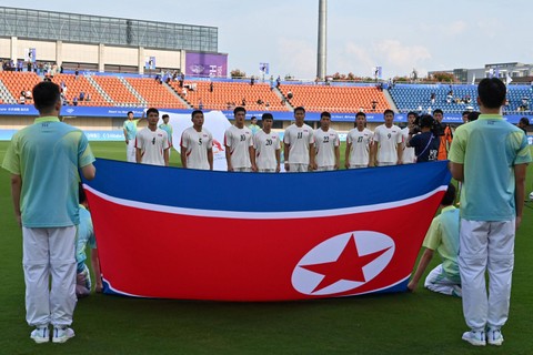 Pemain Timnas Korea Utara saat berlaga di Asian Games 2022 Hangzhou. Foto: Hector RETAMAL / AFP