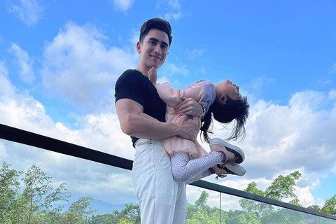 Verrell Bramasta bersama adiknya, Vania Athabina. Foto: Instagram/@bramastavrl