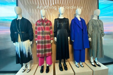 Peragaan koleksi terbaru Marks & Spencer, Autumn, di pop-up store M&S East Mall Atrium Grand Indonesia, Jakarta, Selasa (19/9/2023). Foto: Dok. Judith Aura/kumparan