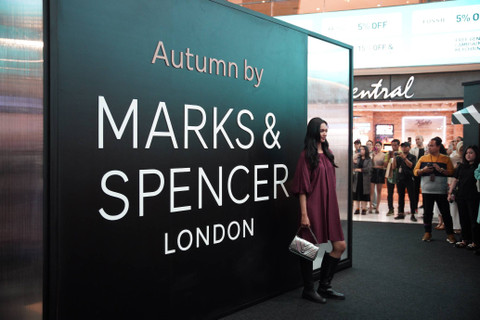 Peragaan koleksi terbaru Marks & Spencer, Autumn, di pop-up store M&S East Mall Atrium Grand Indonesia, Jakarta, Selasa (19/9/2023). Foto: Dok. Marks & Spencer