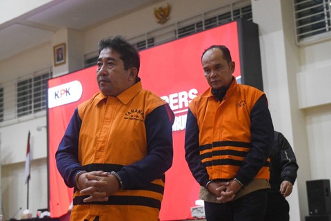 Tersangka Budiyanto Wijaya (kanan) dan Totok Suharto (kiri) berjalan keluar dari ruangan konferensi pers di Gedung KPK, Jakarta, Jumat (22/9/2023). Foto: Aditya Pradana Putra/ANTARA FOTO