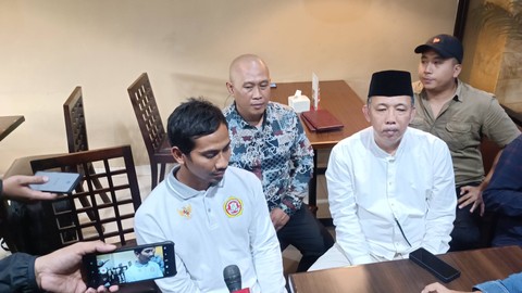 Samsul Arif (kiri), orang tua SAH (8) siswi kelas 2 SD Negeri 236 Gresik yang dicolok tusuk bakso oleh seniornya didampingi oleh kuasa hukumnya, Abdul Malik (kanan), Jumat (22/9/2023). Foto: Farusma Okta Verdian/kumparan