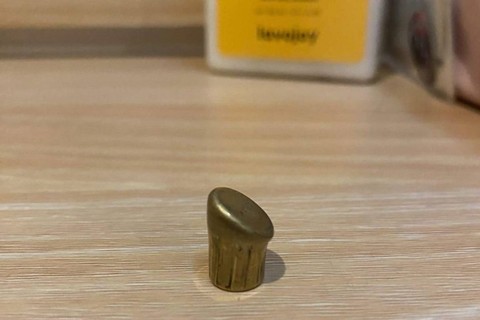 Peluru nyasar masuk ke satu rumah warga dalam insiden bentrok antar ormas di Kota Bekasi. Foto: Dok. Istimewa