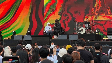 Virgoun bernyanyi di atas panggung Pestapora 2023 bersama anaknya, Starla, Jumat (22/9/2023). Foto: Aprilandika Pratama/kumparan