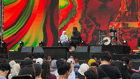 Virgoun bernyanyi di atas panggung Pestapora 2023 bersama anaknya, Starla, Jumat (22/9/2023). Foto: Aprilandika Pratama/kumparan