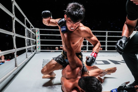 Lito Adiwang (atas) melayangkan serangan pada Adrian Mattheis dalam laga MMA di ONE Friday Fights 34 pada Jumat (22/9/2023). Foto: ONE Championship.