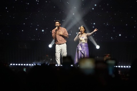 Penyanyi Yura Yunita berduet dengan Aktor Reza Rahardian di Pestapora 2023, di Gambir Expo & Hall D2 JIEXPO, Kemayoran, Jakarta, Jumat (22/9/2023). Foto: Iqbal Firdaus/kumparan