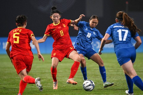 Yao Wei (2K) dari Tiongkok berebut bola dengan Enkhbold Ankhtuya (2K) dari Mongolia untuk pertandingan sepak bola mereka pada Asian Games Hangzhou 2022 di Stadion Linping Sport Center, di Hangzhou, provinsi Zhejiang timur Tiongkok pada (22/9). Foto: Hector Retamal / AFP