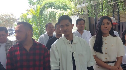 Kaesang bersama Istri di rumah Jokowi di Solo menerima penyerahan KTA PSI. Foto: Dok. Istimewa