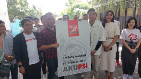 Kaesang bersama Istri di rumah Jokowi di Solo menerima penyerahan KTA PSI. Foto: Dok. Istimewa