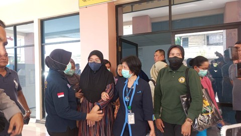 Istri Brigpol Setyo Herlambang, pengawal pribadi Kapolda Kalimantan Utara Irjen Daniel Adityajaya yang tewas (gamis bergaris) dan sanak saudaranya di RS Bhayangkara Semarang. Foto: Intan Alliva/kumparan
