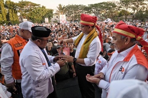 Anies saat mendapat pusaka badik dari Tokoh Bugis Makassar, KH Fatlullah Marzuki. Foto: Dok. Istimewa