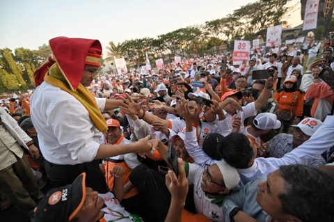 Anies saat menyapa warga dalam Apel Siaga Pemenangan PKS Sulsel. Foto: Dok. Istimewa