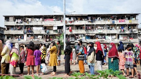 Ilustrasi saat antrean panjang warga rusun di Palembang serbu minyak goreng murah, Foto: abp/Urban Id