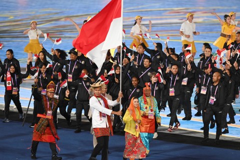 Kontingen Indonesia mengikuti defile saat upacara pembukaan Asian Games 2022 di Hangzhou Olympic Sports Centre Stadium, Hangzhou, China, Sabtu (23/9/2023). Foto: Hafidz Mubarak A/ANTARA FOTO