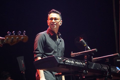 Penampilan Raffi Ahmad yang tergabung dalam grup Andre Taulany and Friends di Pestapora 2023, di Gambir Expo & Hall D2 JIExpo, Kemayoran, Jakarta, Sabtu (23/9/2023). Foto: Iqbal Firdaus/kumparan