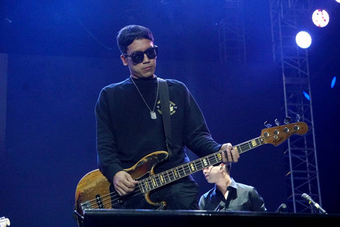 Penampilan Desta yang tergabung dalam grup Andre Taulany and Friends di Pestapora 2023, di Gambir Expo & Hall D2 JIExpo, Kemayoran, Jakarta, Sabtu (23/9/2023). Foto: Iqbal Firdaus/kumparan