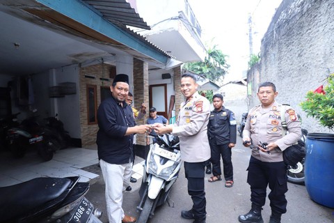 Kapolsek Mampang Kompol David Kanitero saat membagikan kunci ganda sebagai bentuk pencegahan aksi pencurian sepeda motor. Foto: Dok. Istimewa