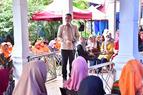 Penulis saat berdiskusi bersama warga