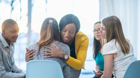 Peran guru sangat diperlukan dalam kasus perundungan. Credit Canva