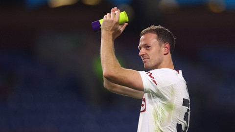 Jonny Evans usai laga Burnley vs Manchester United (MU) dalam pekan keenam Liga Inggris 2023/24 di Stadion Turf Moor, Minggu (24/9/2023) dini hari WIB. Foto: REUTERS/Carl Recine