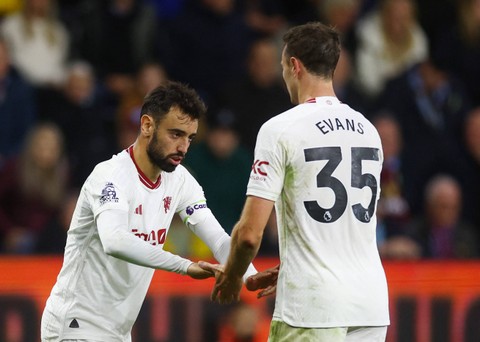 Bruno Fernandes dan Jonny Evans saat laga Burnley vs Manchester United (MU) dalam pekan keenam Liga Inggris 2023/24 di Stadion Turf Moor, Minggu (24/9/2023) dini hari WIB. Foto: Action Images via Reuters/Lee Smith
