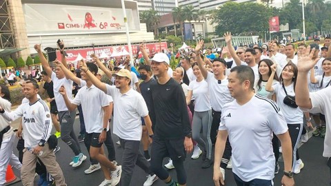 Bacapres Ganjar Pranowo bersama kader Perindo di CFD Foto: Haya Syahira/kumparan
