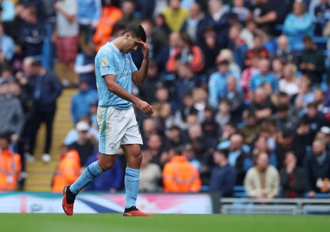 Rodri Hernandez dikartu merah saat laga Man City vs Nottingham Forest dalam pekan keenam Liga Inggris 2023/24 di Stadion Etihad, Sabtu (23/9/2023) malam WIB. Foto: REUTERS/Phil Noble