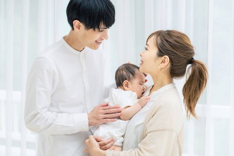 Ilustrasi ayah, ibu dan bayi. Foto: metamorworks/Shutterstock