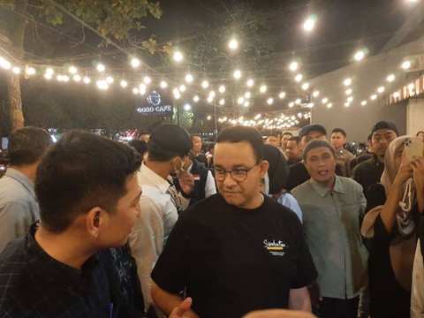 Anies Baswedan bertemu dengan para Influencer di cafe Red Corner,  Jalan Yusuf Dg Ngawing, Kota Makassar, Sabtu (23/9/2023) malam. Foto: Dok. Istimewa