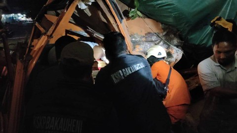 Tim gabungan saat berupaya mengevakuasi kernet truk yang terjepit pasca kejadian kecelakaan truk mengalami rem blong. | Foto: Dok. Basarnas Lampung