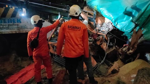 Tim Basarnas Lampung juga dikerahkan untuk membantu mengevakuasi kernet truk yang terjepit. | Foto : Dok. Basarnas Lampung