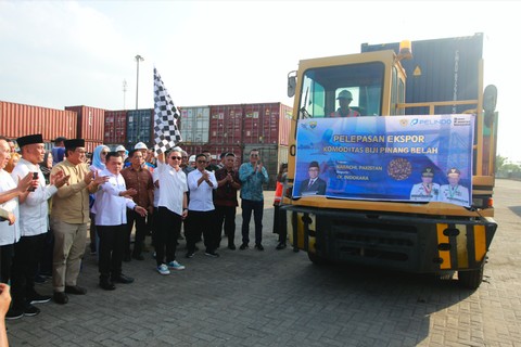 Mendag Zulhas (Mengangkat bendera) melepas ekspor komoditas unggulan Jambi seperti pinang, kopra, dan karet senilai Rp 2 miliar. Foto: Istimewa