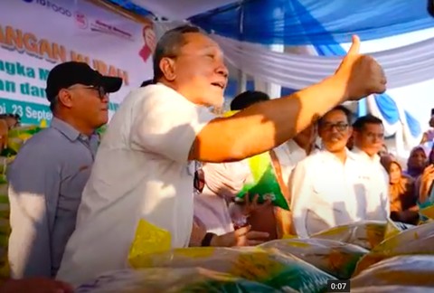 Mendag Zulkiflis Hasan di acara Pasar Muyrah beras dan paket sembako di Jambi. Foto: Istimewa