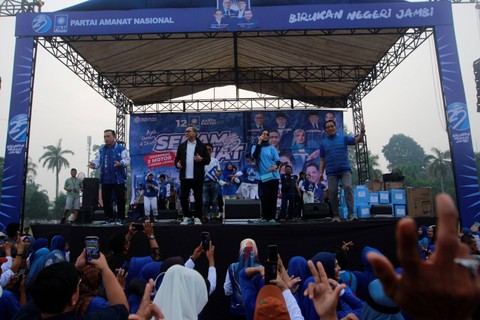 Ketua Umum Partai Amanat Nasional (PAN) Zulkifli Hasan atau Zulhas mengikuti senam sehat bersama ribuan kader dan simpatisan PAN di lapangan depan Kantor Gubernur Jambi, Minggu (24/9/2023) pagi. Foto: Dok. Istimewa