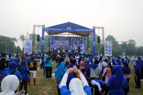 Ketua Umum Partai Amanat Nasional (PAN) Zulkifli Hasan atau Zulhas mengikuti senam sehat bersama ribuan kader dan simpatisan PAN di lapangan depan Kantor Gubernur Jambi, Minggu (24/9/2023) pagi. Foto: Dok. Istimewa