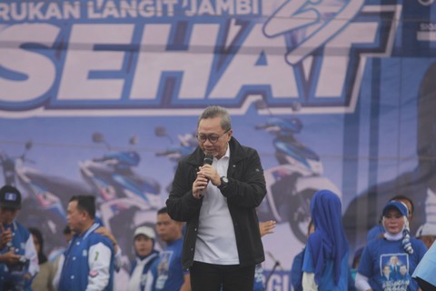 Ketua Umum Partai Amanat Nasional (PAN) Zulkifli Hasan atau Zulhas mengikuti senam sehat bersama ribuan kader dan simpatisan PAN di lapangan depan Kantor Gubernur Jambi, Minggu (24/9/2023) pagi. Foto: Dok. Istimewa