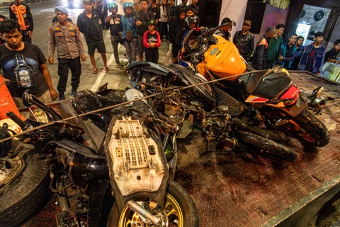Petugas kepolisian dan relawan mengevakuasi kendaraan bermotor yang terlibat kecelakaan di simpang pintu keluar Tol Bawen, Kabupaten Semarang, Jawa Tengah, Sabtu (23/9/2023). Foto: Aji Styawan/Antara Foto