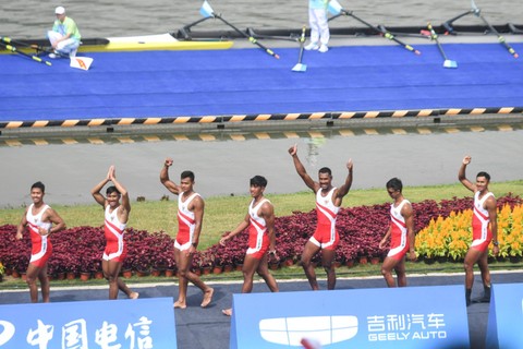 Tim dayung putra Indonesia berjalan ke podium usai belomba pada final nomor men's eight 2022 di Fuyang Water Sports Center, Hangzhou, China, Minggu (24/9/2023). Foto: Hafidz Mubarak A/Antara Foto