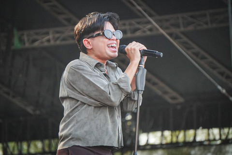 Grup band pop Juicy Luicy saat tampil di Pestapora 2023, Jakarta, Minggu (24/9/2023).    Foto: Iqbal Firdaus/kumparan