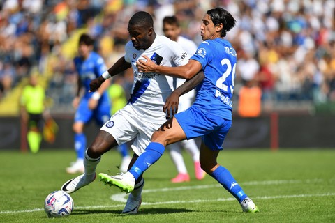Pemain Inter Milan Marcus Thuram berusaha melewati pemain Empoli pada pertandingan lanjutan Liga Italia di Stadio Carlo Castellani, Empoli, Italia. Foto: Jennifer Lorenzini/REUTERS