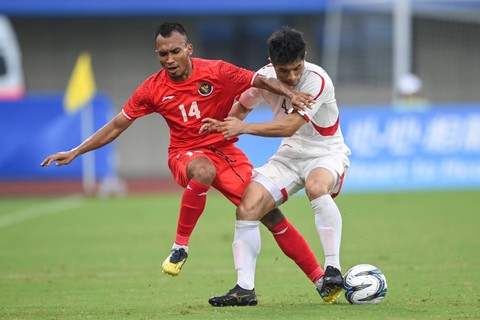 Pemain Timnas U-24 Indonesia Robi Darwis (kiri) berusaha melewati pemain Korea Utara Kim Pomhyok pada babak Grup F Asian Games 2022 di Zhejiang Normal University Stadium, Jinhua, China, Minggu (24/9/2023). Foto: Hafidz Mubarak A/ANTARA FOTO