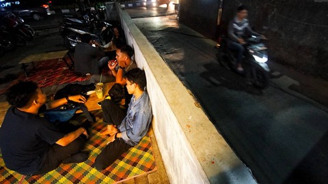 Sejumlah anak muda milenial Palembang yang tengah bersantai di kawasan jajajan murah pinggir jalan di Palembang, Minggu (24/9) Foto: ary priyanto/urban id