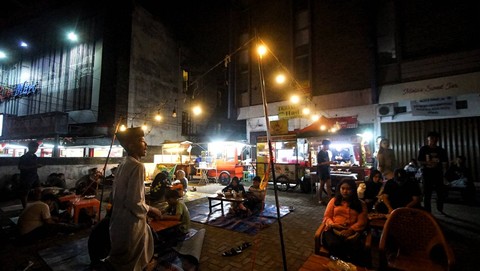 Sejumlah kawasan jajajan murah tempat favorit kaum milenial Palembang yang memanfaatkan area parkir pinggir jalan, Minggu (24/9) Foto: ary priyanto/urban id