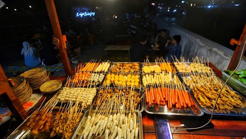 Aneka jajajan murah yang menjadi menu favorit kaum milenial Kota Palembang, Minggu (24/9) Foto: ary priyanto/urban id
