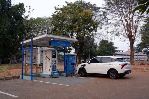 Mobil listrik Neta V di SPKLU TMII. Foto: Aditya Pratama Niagara/kumparan