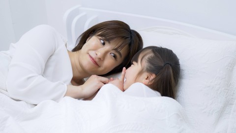 Ilustrasi ibu dan anak sebelum tidur. Foto: polkadot_photo/Shutterstock